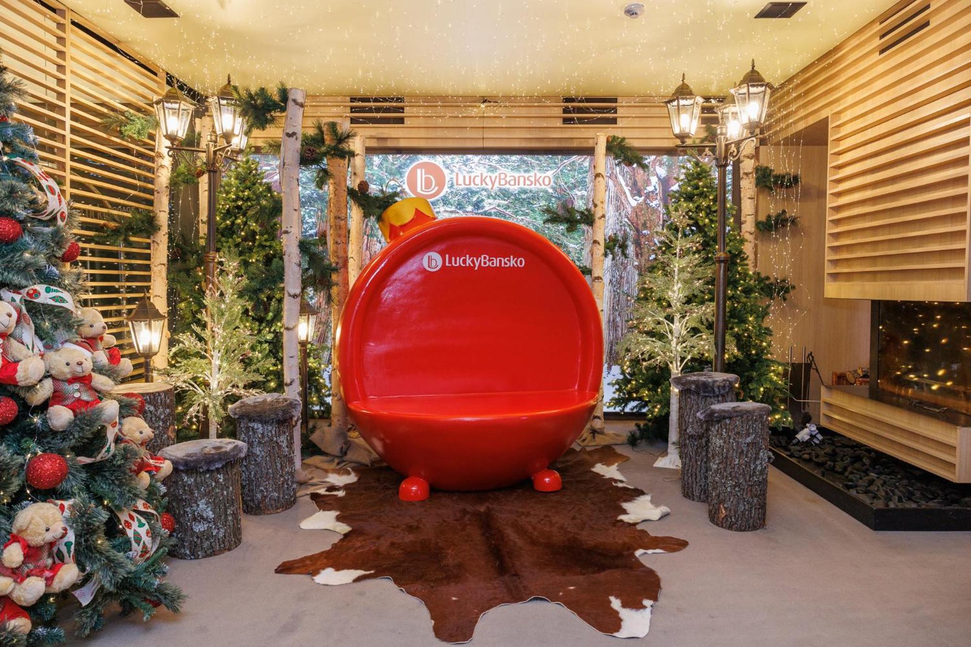 ラッキー バンスコ アパートホテル エクステリア 写真 Santa's chair at the 2013 Christmas Village