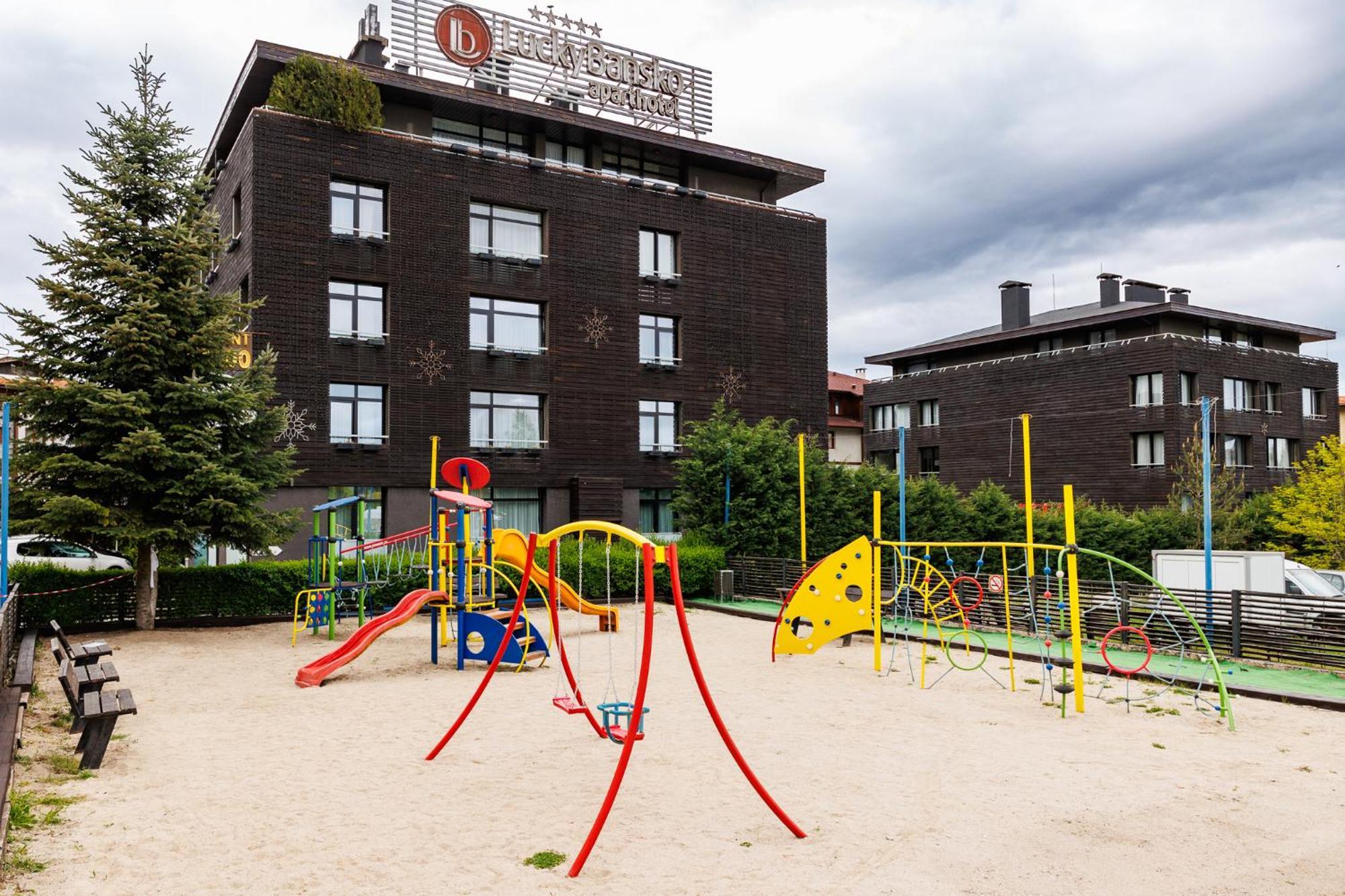ラッキー バンスコ アパートホテル エクステリア 写真 The school's campus
