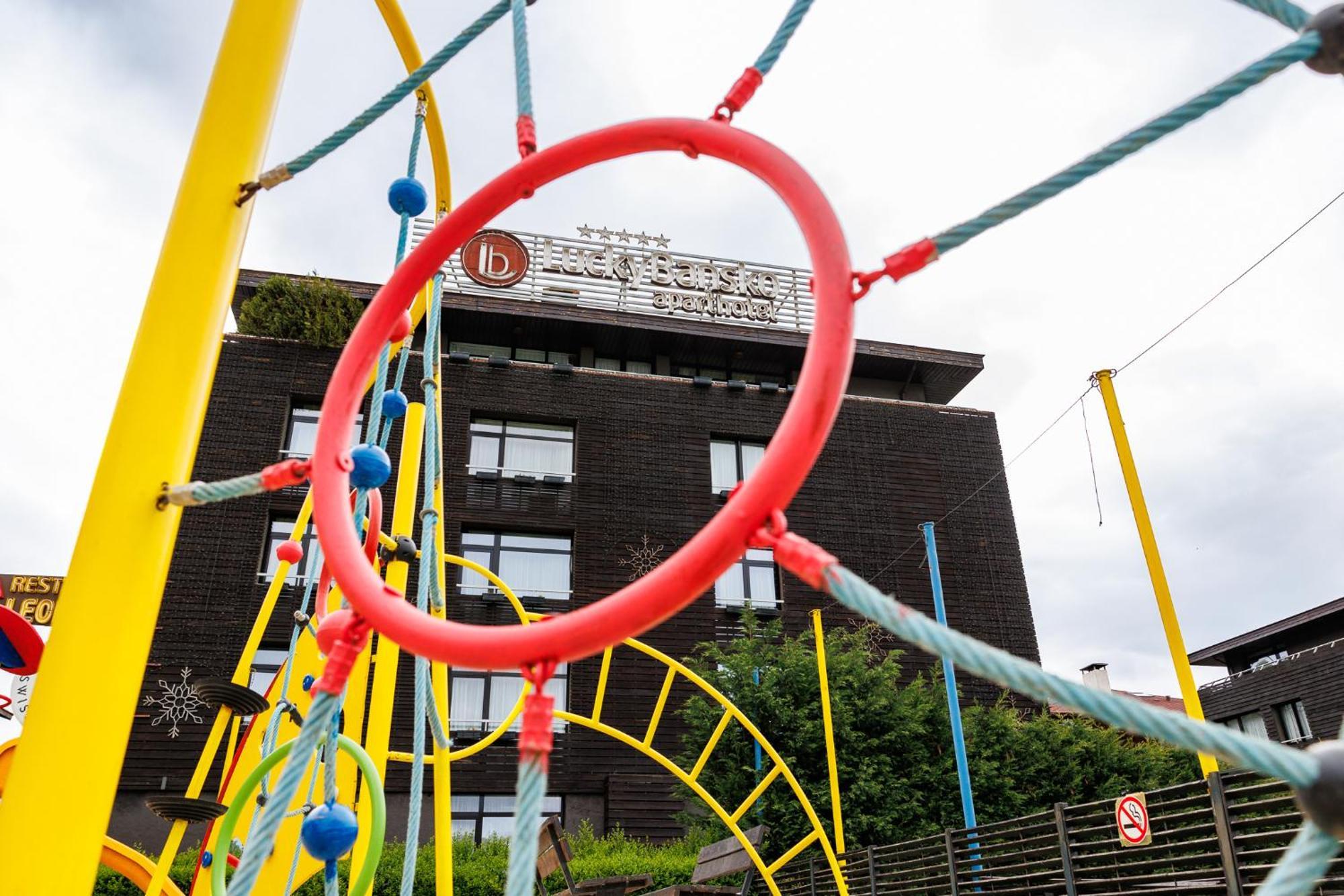 ラッキー バンスコ アパートホテル エクステリア 写真 Playground at the school